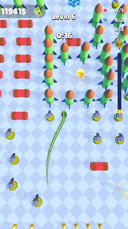 Gameplay Crazy Snake yang menampilkan ular yang ditingkatkan dengan senjata yang dilengkapi.