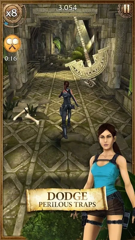 Lara Croft berlari di hutan